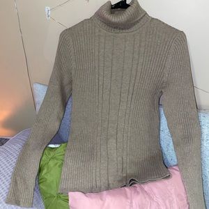 🛑SOLD🛑.       Cream / tan turtleneck